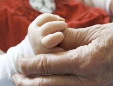 Είδος προς εξαφάνιση οι Έλληνες - Ποιες ΕΔ ποια οικονομία: 3η στην ΕΕ σε υπογεννητικότητα